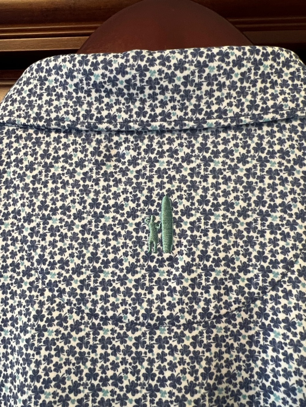 New Johnnie-O Santa Monica Blue & green clovers on white Golf โณ๏ธ Tennis ๐พ Polo! - Picture 4 of 10